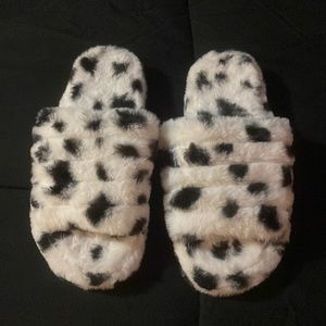 Women’s Cow Print Faux Fur Slippers 🐮